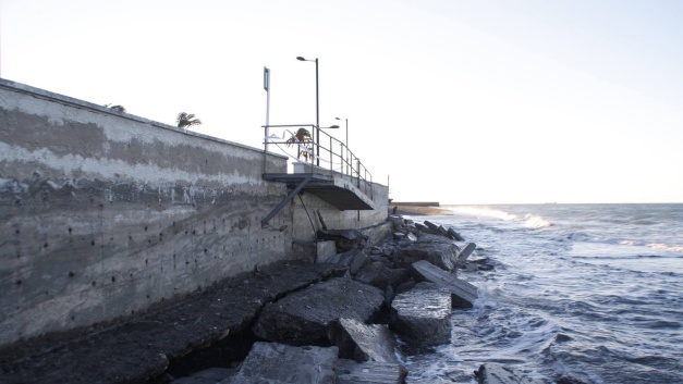 La rampa finalizaba sobre la arena. Se ve claramente la cantidad que se han llevado las olas. // Foto: Agustín Fernández